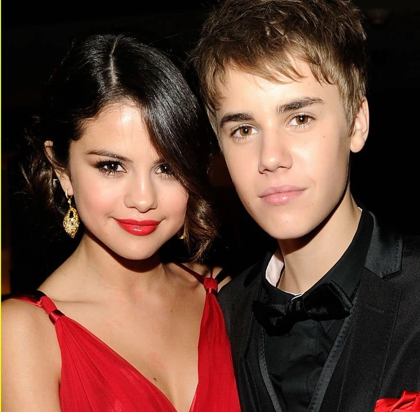 Justin Bieber và Selena Gomez công khai tay trong tay