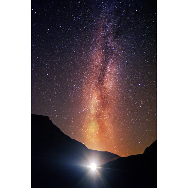 Những hình ảnh ấn tượng trong tuần ảnh 4 A British photographer captured this image of the Milky Way from the Welsh hills of Snowdonia. Carl Jones, from Rhyd-y-Clafdy, near Pwllheli, North Wales, said: