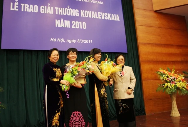 Gặp mặt 2 nữ chủ nhân giải thưởng Kovalevskaia 2010