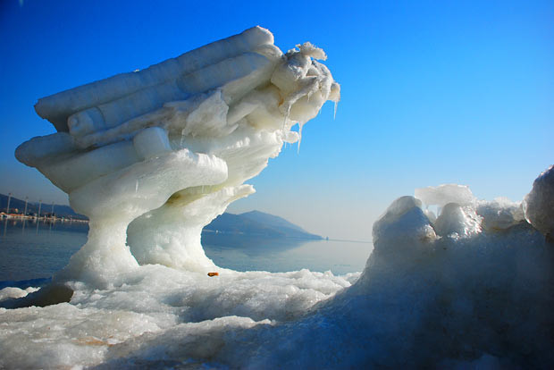 Những hình ảnh ấn tượng trong tuần ảnh 7 A beautiful ice formation is seen at Bohai Bay in in northeast China’s Liaoning Province. Ice blocks are scattered along the bay and have been sculpted by the elements into various fantastical shapes. A local fisherman who has been fishing in the area for more than 20 years, said it’s the first time he seen such large clusters of ice blocks. The local Sea Office said this past winter was the coldest in years, and many ice blocks were transported by the waves to the sea bank. Rising temperature have melted the blocks into strange shapes.
