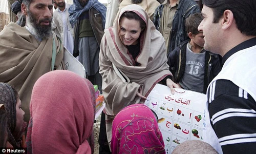 Angelina Jolie thăm và giúp đỡ người tị nạn Afghanistan