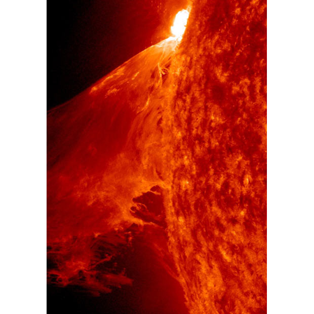 Những hình ảnh ấn tượng trong tuần ảnh 5 NASA have released this image of a huge solar flare near the edge of the Sun. It blew out a waving mass of erupting plasma that swirled and twisted over a 90-minute period on February 24. This event was captured in extreme ultraviolet light by NASA’s Solar Dynamics Observatory spacecraft . Some of the material blew out into space and other portions fell back to the surface. Because SDO images are super-HD, scientists are able to zoom in on the action and still see exquisite details. A similar flare on Valentine’s Day caused concern about possible disruptions on Earth, although scientists suggest the latest eruption poses no threat.