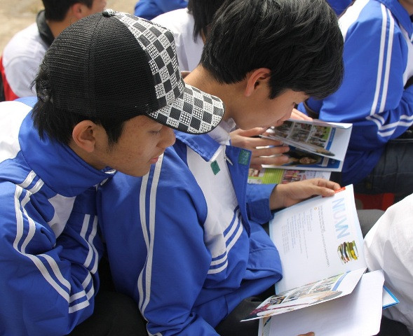 Tuyển sinh 2011: Phong phú các hình thức liên kết đào tạo ảnh 1 Thí sinh tìm hiểu chương trình liên kết đào tạo tại ĐH Nguyễn Trãi. Ảnh: gdtd.vn