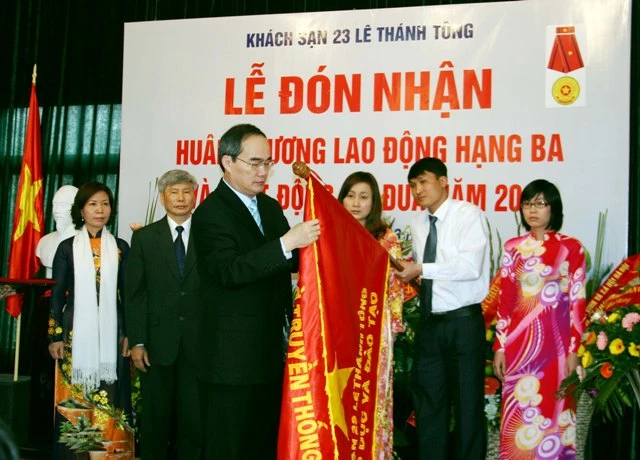 KS 23 Lê Thánh Tông đón nhận Huân chương Lao động hạng Ba