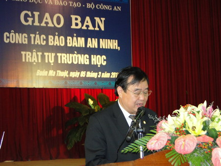 Thứ trưởng Trần Quang quý phát biểu tại hội nghị giao bao công tác an ninh, trật tự trường học