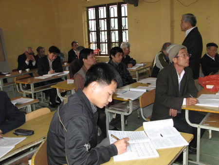 Mỗi người một lứa tuổi, một ngành nghề khác nhau cùng say mê học “chữ của các cụ”