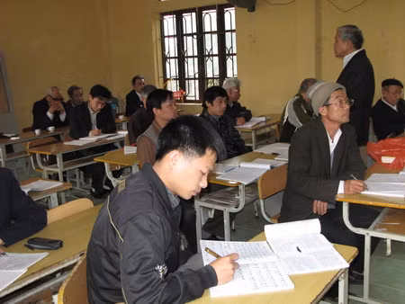 Mỗi người một lứa tuổi, một ngành nghề khác nhau cùng say mê học “chữ của các cụ”