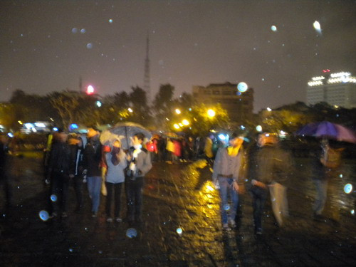 Dòng người đổ về thưởng thức nhạc Trịnh trong tiết trời se lạnh và cơn mưa “tầm tã” Dòng người đổ về thưởng thức nhạc Trịnh trong tiết trời se lạnh và cơn mưa “tầm tã”