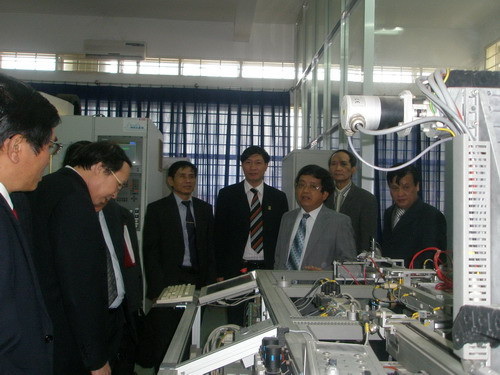 Đoàn công tác liên Bộ thăm phòng thí nghiệm tự động hóa tại trường ĐH Bách khoa - ĐH Đà Nẵng Đoàn công tác liên Bộ thăm phòng thí nghiệm tự động hóa tại trường ĐH Bách khoa - ĐH Đà Nẵng