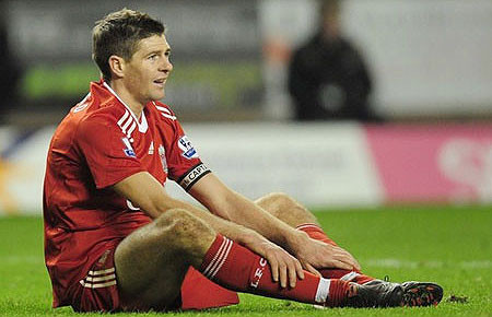 Steven Gerrard &quot;ngồi chơi xơi nước&quot; đến hết giải