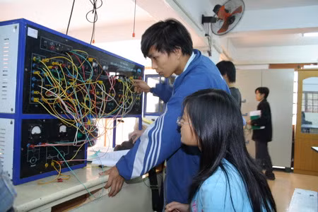 Đào tạo sinh viên giỏi về thực hành