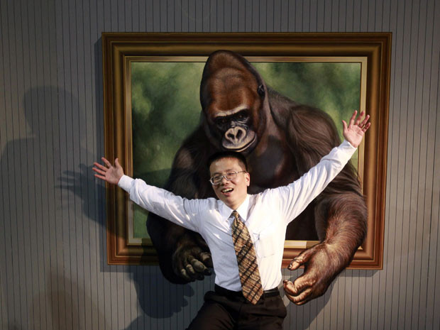 Những hình ảnh ấn tượng trong tuần ảnh 1 A man has his picture taken with a painting during an exhibition by the Trick Art Museum of Japan at the National Taiwan Science Education Centre in Taipei...