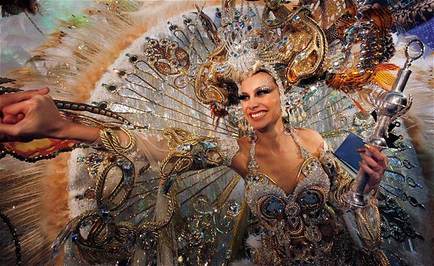 Những hình ảnh ấn tượng trong tuần ảnh 11 Queen of the carnival of Santa Cruz de Tenerife holds her prize as she celebrates on the Spanish Canary island of Tenerife