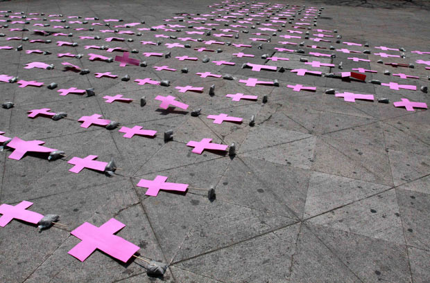 Các hoạt động kỷ niệm ngày Quốc tế Phụ nữ trên thế giới ảnh 9 Pink paper crosses, each representing a woman who has been killed, are placed on a square in Cuernavaca, Mexico