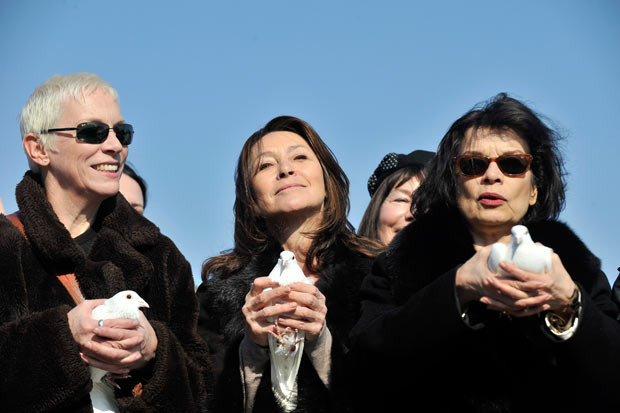 Các hoạt động kỷ niệm ngày Quốc tế Phụ nữ trên thế giới ảnh 2 Annie Lennox, Cherie Lunghi and Bianca Jagger prepare to release doves into the air on the Millennium Bridge in London during a march to mark International Women’s Day