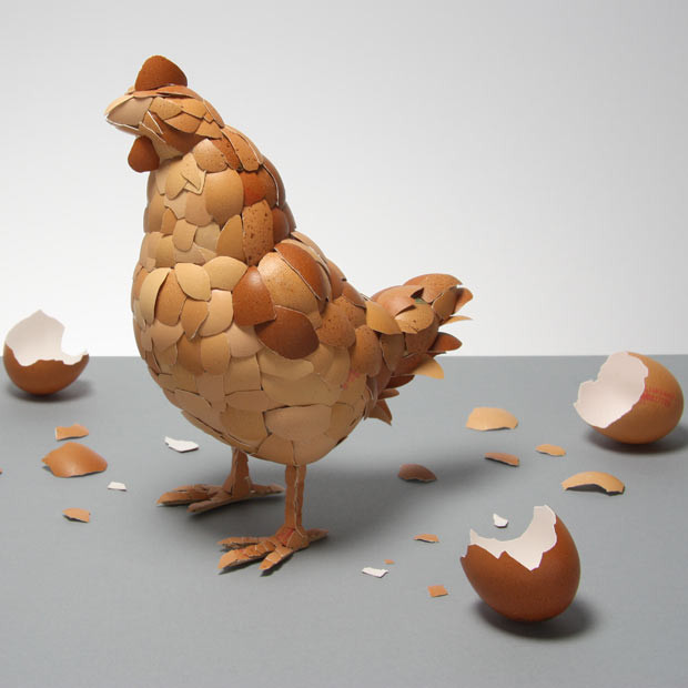 Những hình ảnh ấn tượng trong tuần ảnh 9 Which came first, the chicken or the egg? In this case, definitely the egg. Artist Kyle Bean has created a sculpture of a hen made from eggs. The Brighton-based designer says: