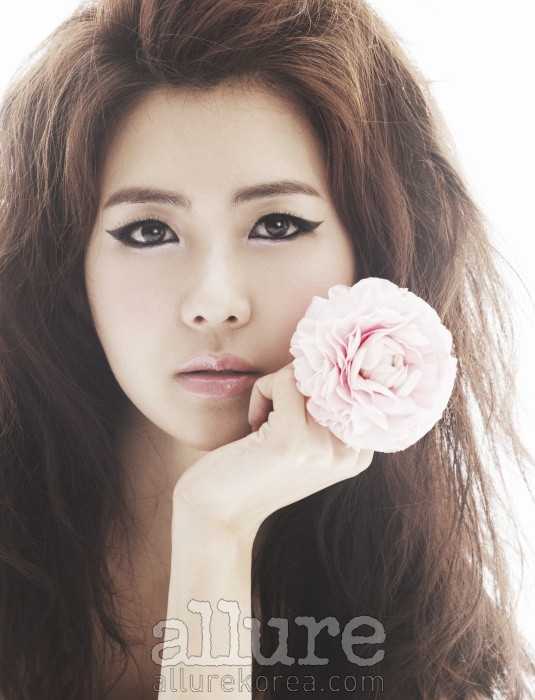 &quot;Nữ hoàng Seon Deok&quot; đẹp dịu dàng trên bìa tạp chí ảnh 3