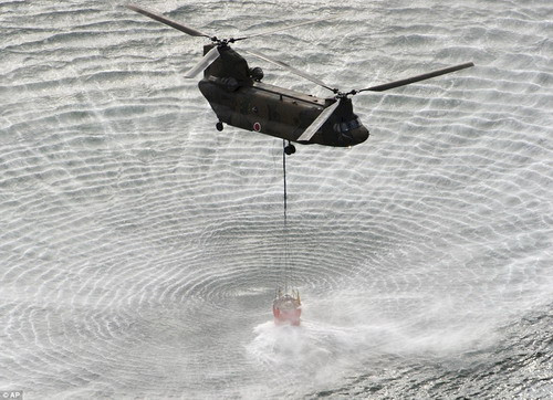 Máy bay trực thăng Nhật Bản tiến hành tưới nước vào lò phản ứng ở Fukushima The Self-Defense Forces’s helicopter scoops seawater on Japan’s northeast coast en route to the Fukushima plant Read more: http://www.dailymail.co.uk/news/article-1366670/Japan-earthquake-tsunami-French-claim-scale-nuclear-disaster-hidden.html#ixzz1Gsbnh0Fs