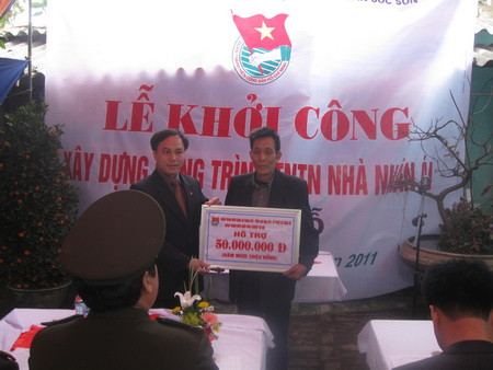 Nguyễn Xuân Phán- Bí thư Đoàn thanh niên khối công nghiệp Thành đoàn HN đại diện lên trao tặng 50 triệu đồng cho ông 