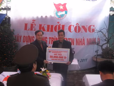 Nguyễn Xuân Phán- Bí thư Đoàn thanh niên khối công nghiệp Thành đoàn HN đại diện lên trao tặng 50 triệu đồng cho ông 