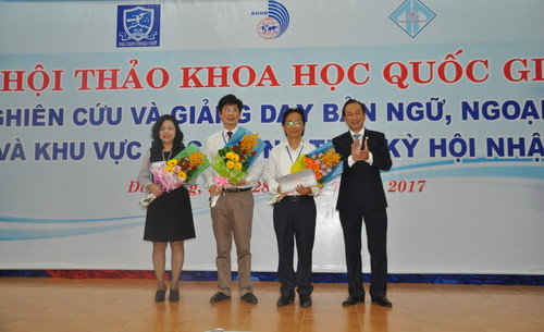 Trao tặng giấy chứng nhận cho các tác giả có bài tham luận tại Hội thảo