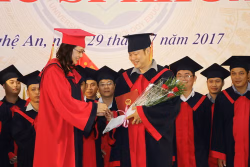 PGS.TS Hoàng Thị Minh Phương – Hiệu trưởng Trường Đại học Sư phạm kỹ thuật Vinh trao bằng thạc sĩ cho học viên tốt nghiệp khóa I