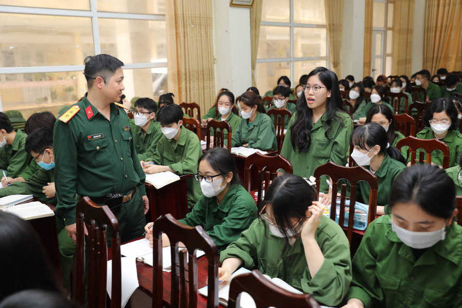 Môn học Giáo dục Quốc phòng và An ninh giúp sinh viên nắm rõ kiến thức cơ bản về quan điểm của Đảng, chính sách, pháp luật của Nhà nước về Quốc phòng và An ninh.