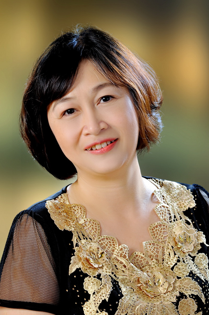 Cô Hiệu trưởng Nguyễn Thị Bích Nga. Cô Hiệu trưởng Nguyễn Thị Bích Nga.