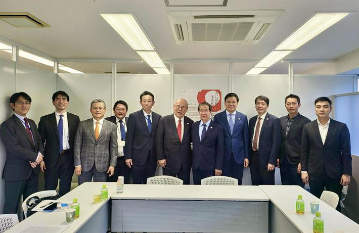 Bộ trưởng Nguyễn Kim Sơn trong buổi gặp, trao đổi với ông Takebe Tsutomu, thành viên Hội đồng Trường Đại học Việt Nhật.