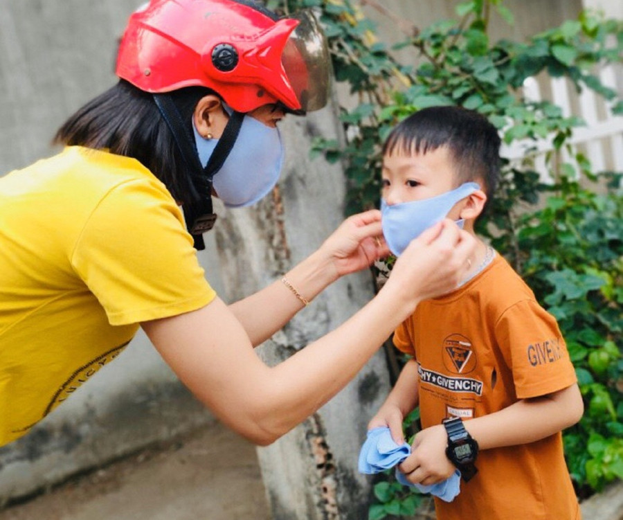 Phải đeo khẩu trang khi đến trường, nơi công cộng và không tụ tập đông người. Ảnh minh họa.