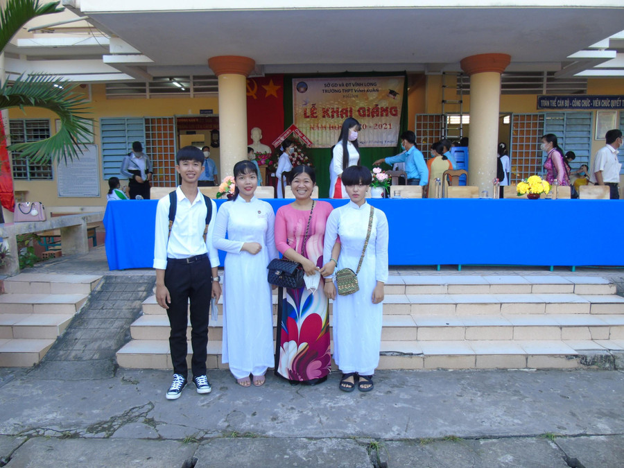 Cô giáo Bùi Lê Xuân Trang chụp ảnh cùng học trò Nguyễn Thái Quyên (ngoài cùng bên phải).