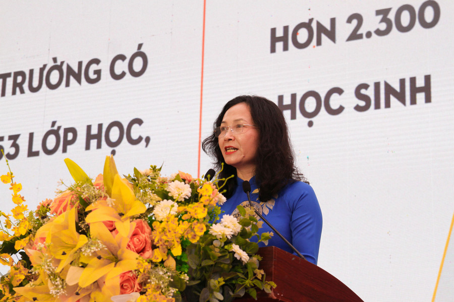 Cô Nguyễn Thị Thu Hà, Hiệu trưởng Trường THCS Trưng Vương phát biểu tại buổi Lễ.