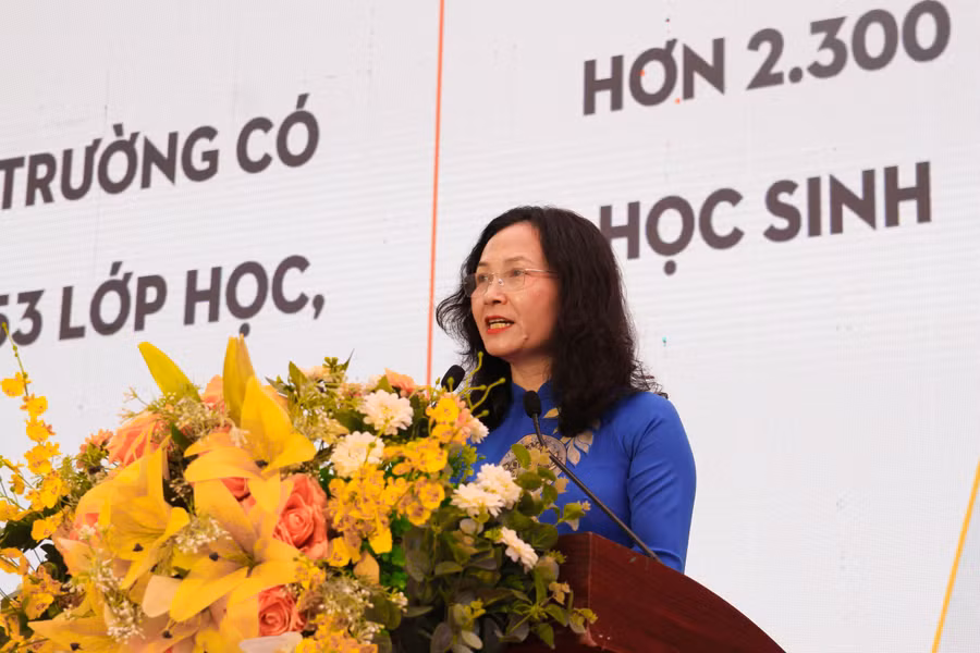 Cô Nguyễn Thị Thu Hà, Hiệu trưởng Trường THCS Trưng Vương phát biểu tại buổi Lễ.