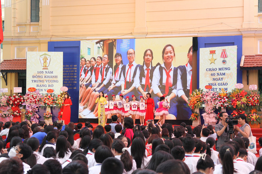 Tiết mục văn nghệ do cô và trò Trường THCS Trưng Vương biểu diễn trong Lễ kỷ niệm 105 năm thành lập trường.