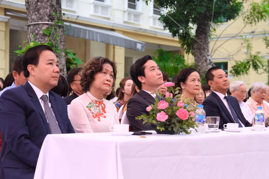 Các vị đại biểu dự buổi Lễ kỷ niệm 105 năm ngày thành lập Trường THCS Trưng Vương.