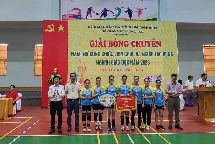 Đội bóng nữ Trường THPT Quang Trung đạt giải Nhì. Đội bóng nữ Trường THPT Quang Trung đạt giải Nhì.