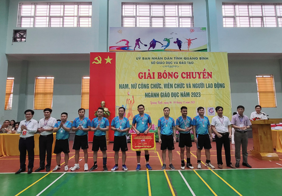 Ban tổ chức trao giải Nhì cho các đội có thành tích cao. Ban tổ chức trao giải Nhì cho các đội có thành tích cao.