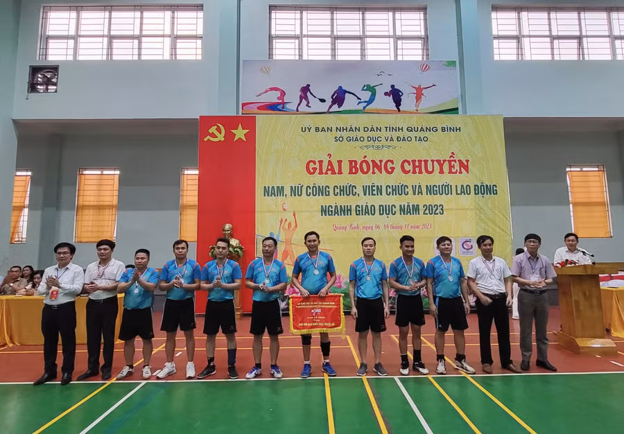 Ban tổ chức trao giải Nhì cho các đội có thành tích cao.