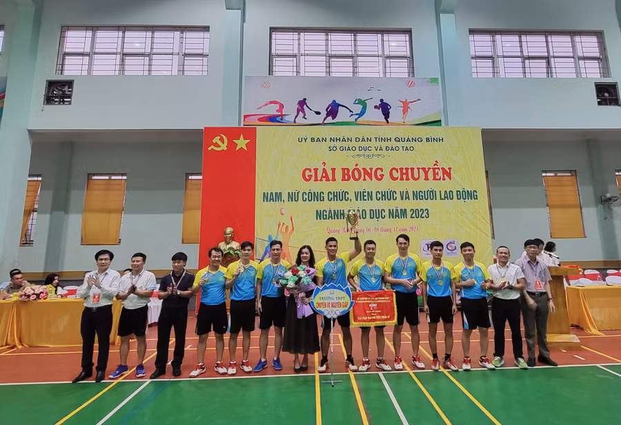 Ban tổ chức trao giải Nhất cho đội bóng nam Trường THPT chuyên Võ Nguyên Giáp.