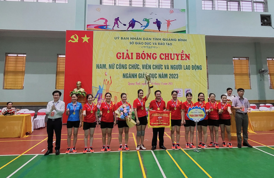 Trao giải Nhất cho đội nữ Trường THPT Phan Đình Phùng. Trao giải Nhất cho đội nữ Trường THPT Phan Đình Phùng.