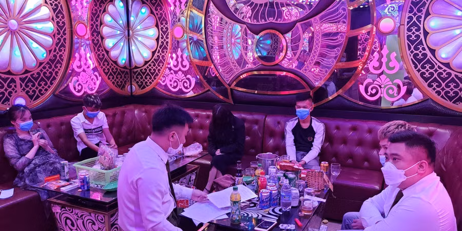 Hiện trường phòng hát VIP1 tại cơ sở karaoke của bà L.T.M.