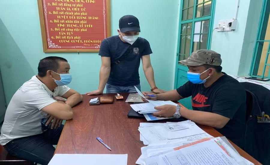 Đối tượng Võ Văn Nho (áo trắng) bị bắt giữ sau 17 năm lẩn trốn.