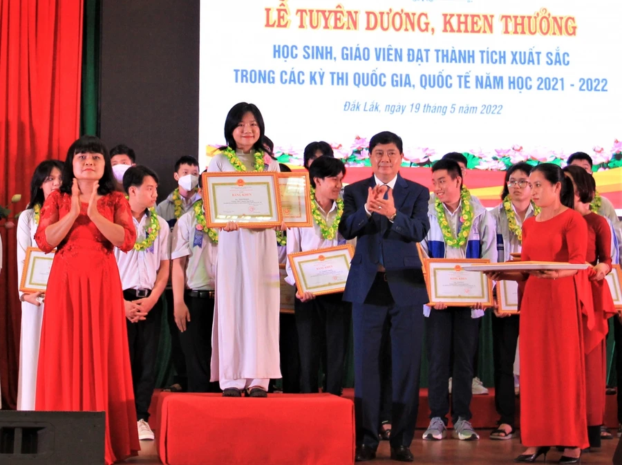 Tuyên dương học sinh giỏi quốc gia THPT năm học 2021-2022