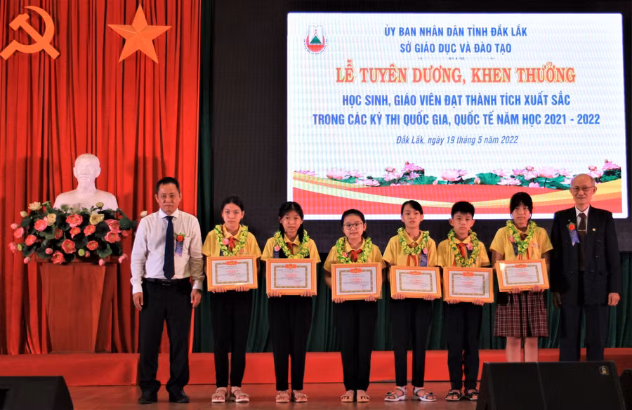 Ông Hà Ngọc Đào - Chủ tịch Hội khuyến học tỉnh và Phó Giám đốc Sở GD&amp;ĐT Đỗ Tường Hiệp trao Giấy khen cho các học sinh xuất sắc tại cuộc thi "Trạng Nguyên tiếng Việt".