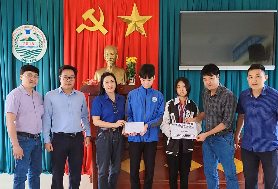 Bạn đọc hỗ trợ chi phí học tập đến hết lớp 12 cho em Vừ Thị Sanh và em Bùi Long Vũ.