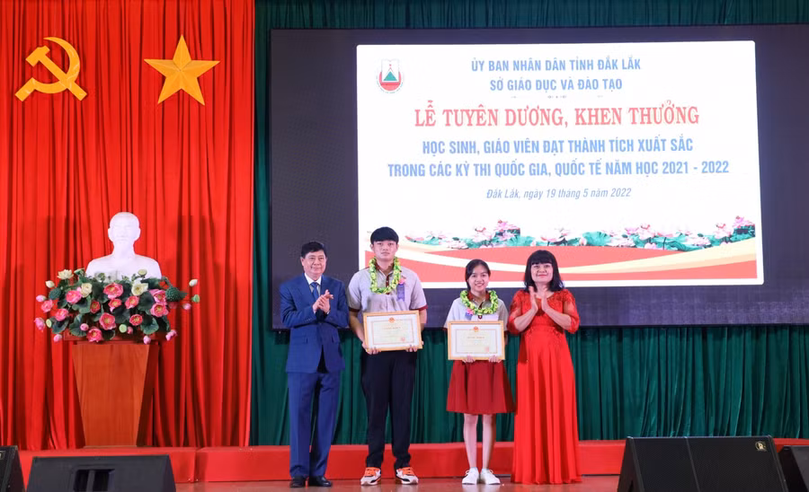 Phó Chủ tịch UBND tỉnh H" Yim Kđoh và Giám đốc Sở GD&amp;ĐT Phạm Đăng Khoa tặng hoa, Bằng khen cho dự án đạt giải nhất tại cuộc thi khoa học kỹ thuật quốc gia năm học 2021-2022.