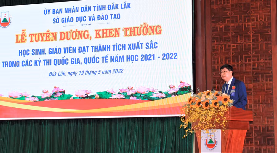 Giám đốc Sở GD&amp;ĐT Phạm Đăng Khoa phát biểu tại lễ tuyên dương.