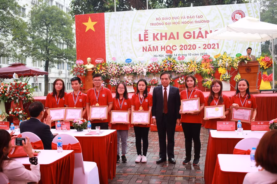 PGS Bùi Anh Tuấn trao thưởng cho các sinh viên