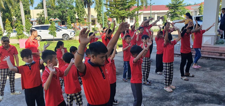 Các em tại Trung tâm bảo trợ và công tác xã hội tỉnh Kon Tum tập thể dục trong ngày đầu tựu trường. Các em tại Trung tâm bảo trợ và công tác xã hội tỉnh Kon Tum tập thể dục trong ngày đầu tựu trường.