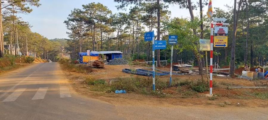 Con đường nơi những lô biệt thự được giao, cấp giấy chứng nhận quyền sử dụng đất trái luật.